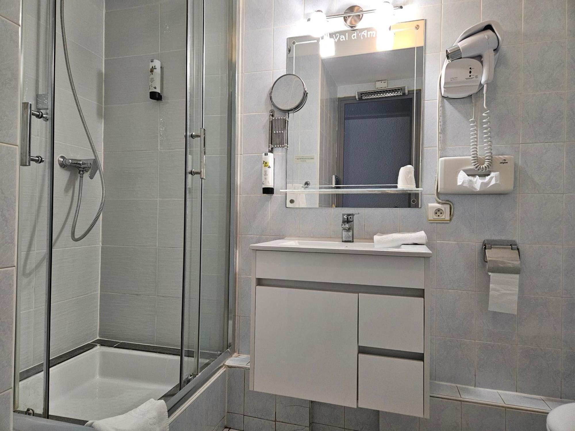 Le Val D'Amby Hotel Hieres-Sur-Amby Bagian luar foto