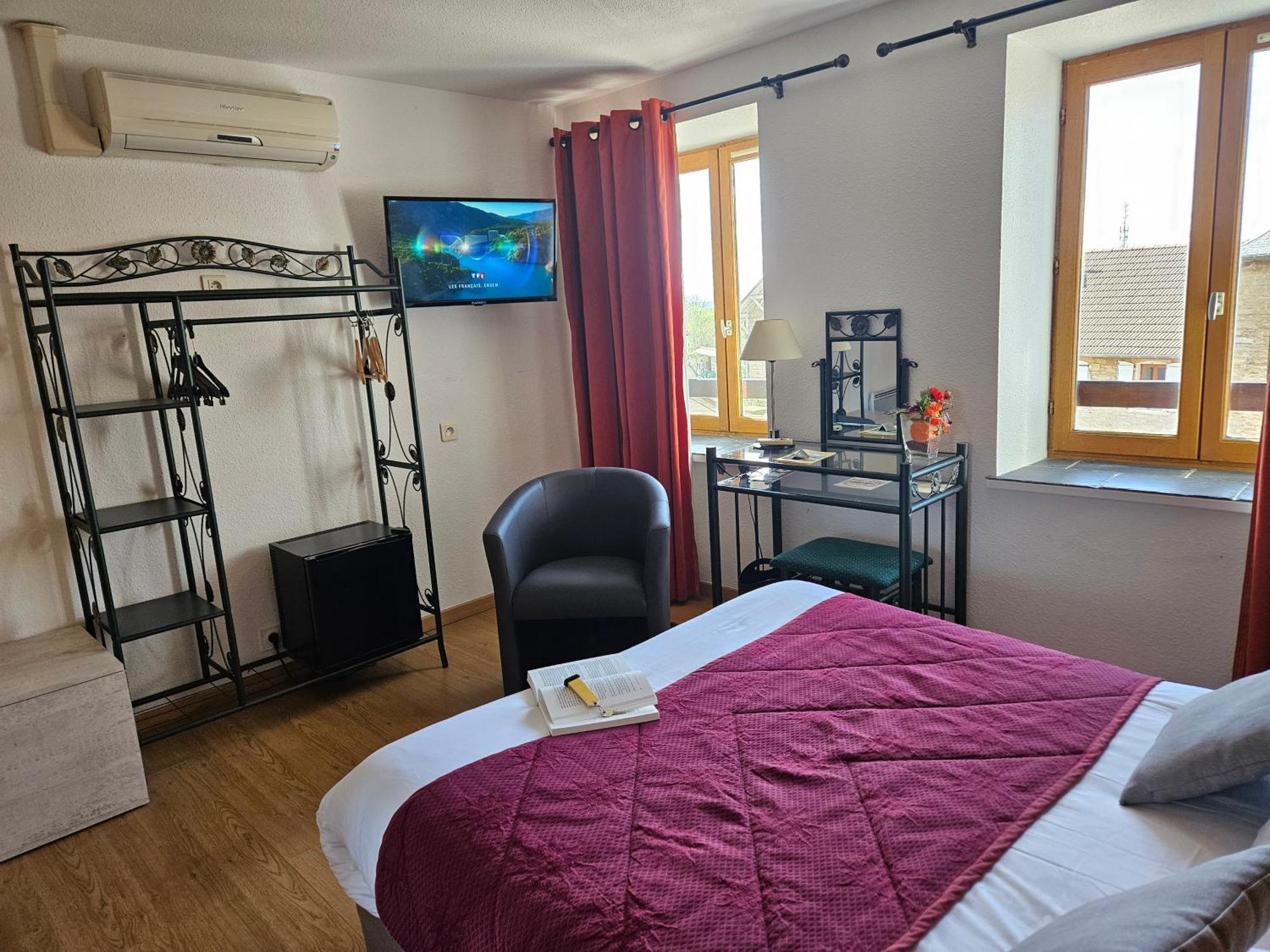 Le Val D'Amby Hotel Hieres-Sur-Amby Bagian luar foto