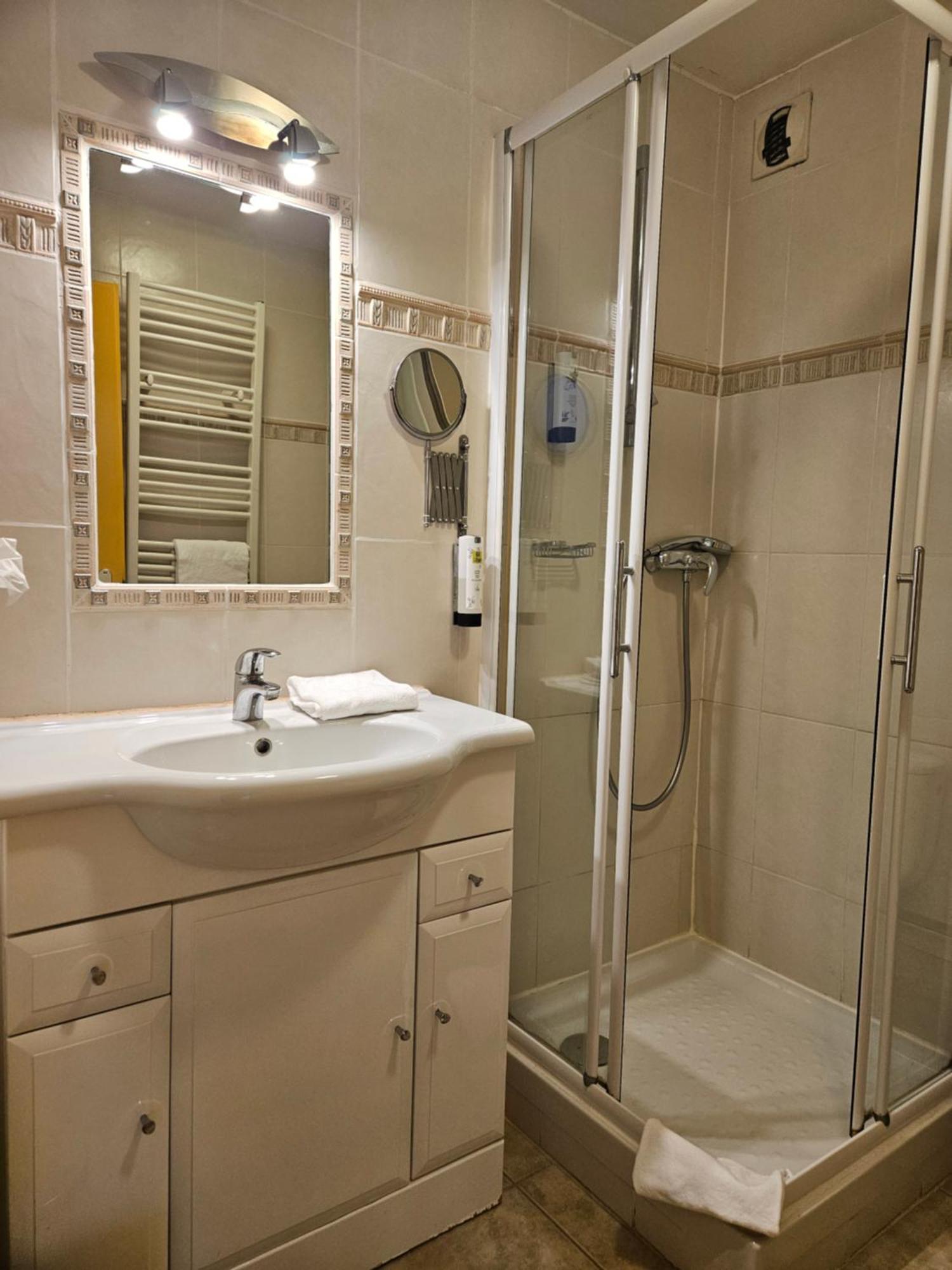 Le Val D'Amby Hotel Hieres-Sur-Amby Bagian luar foto