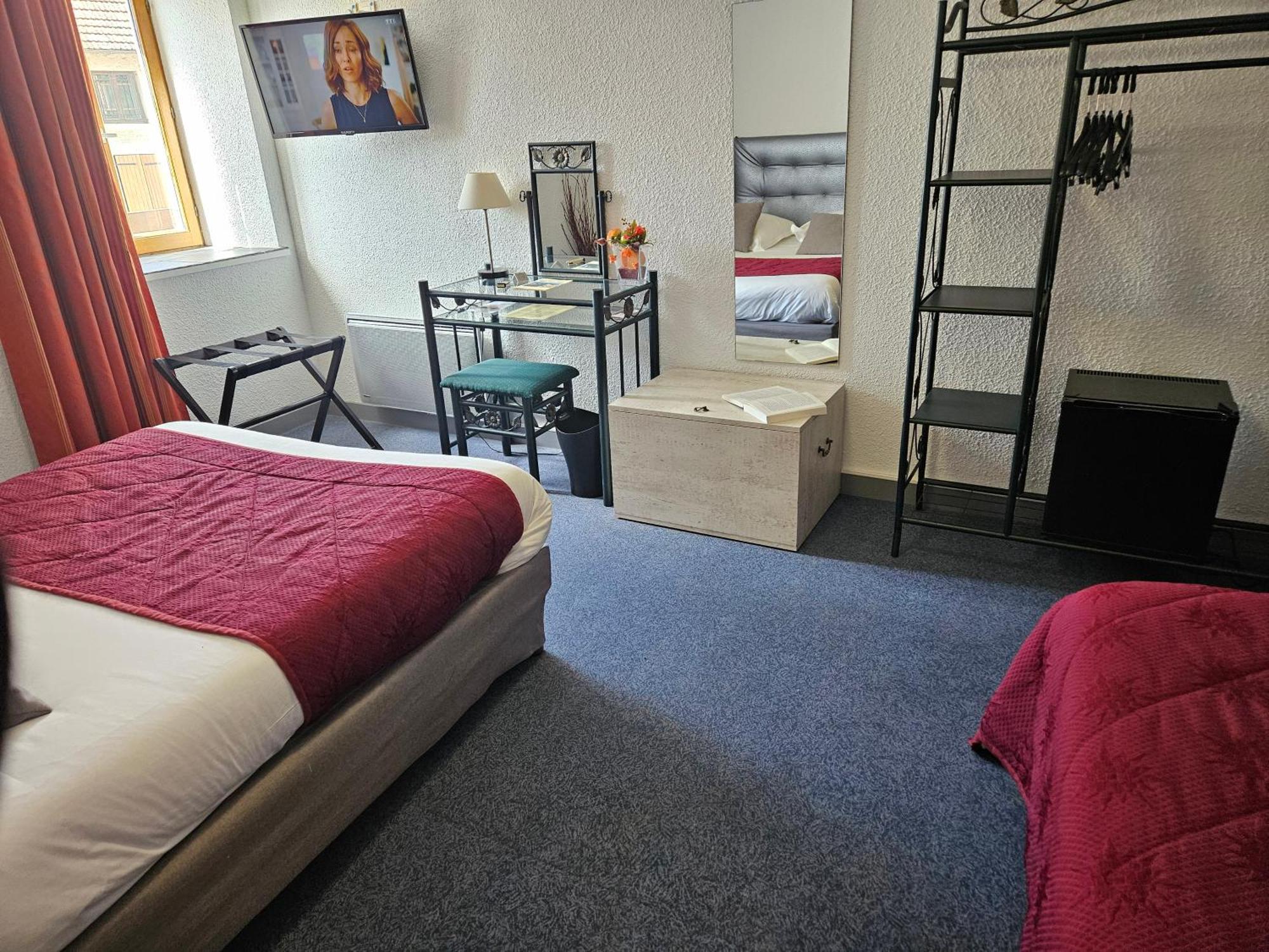 Le Val D'Amby Hotel Hieres-Sur-Amby Bagian luar foto