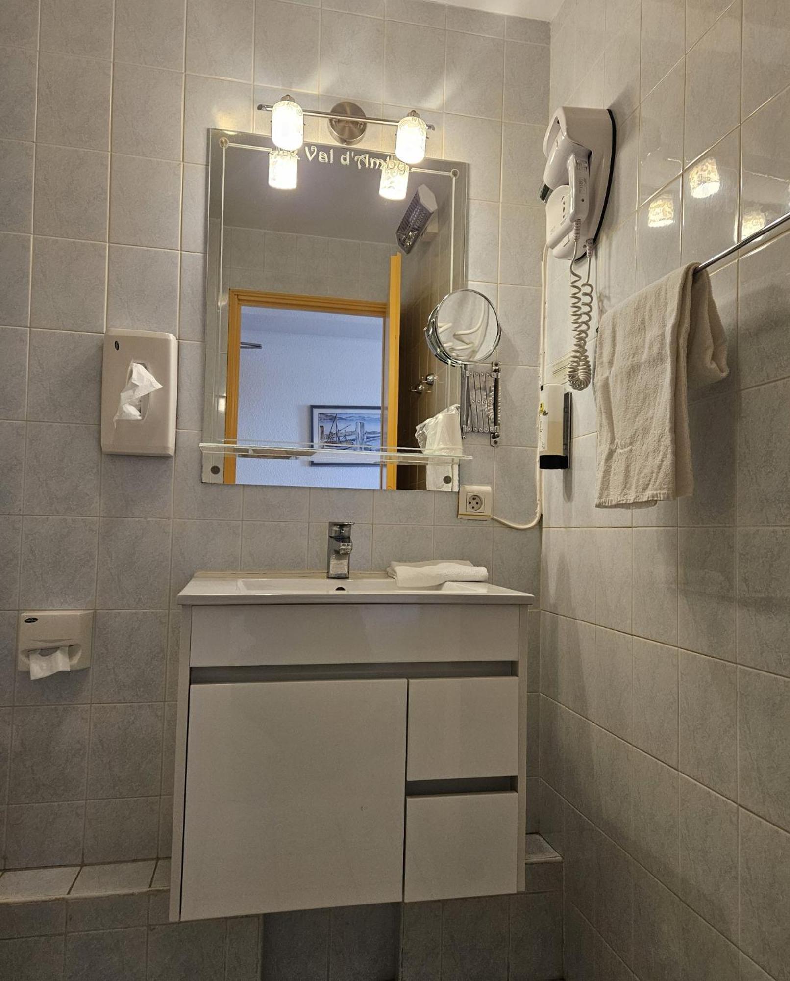 Le Val D'Amby Hotel Hieres-Sur-Amby Bagian luar foto