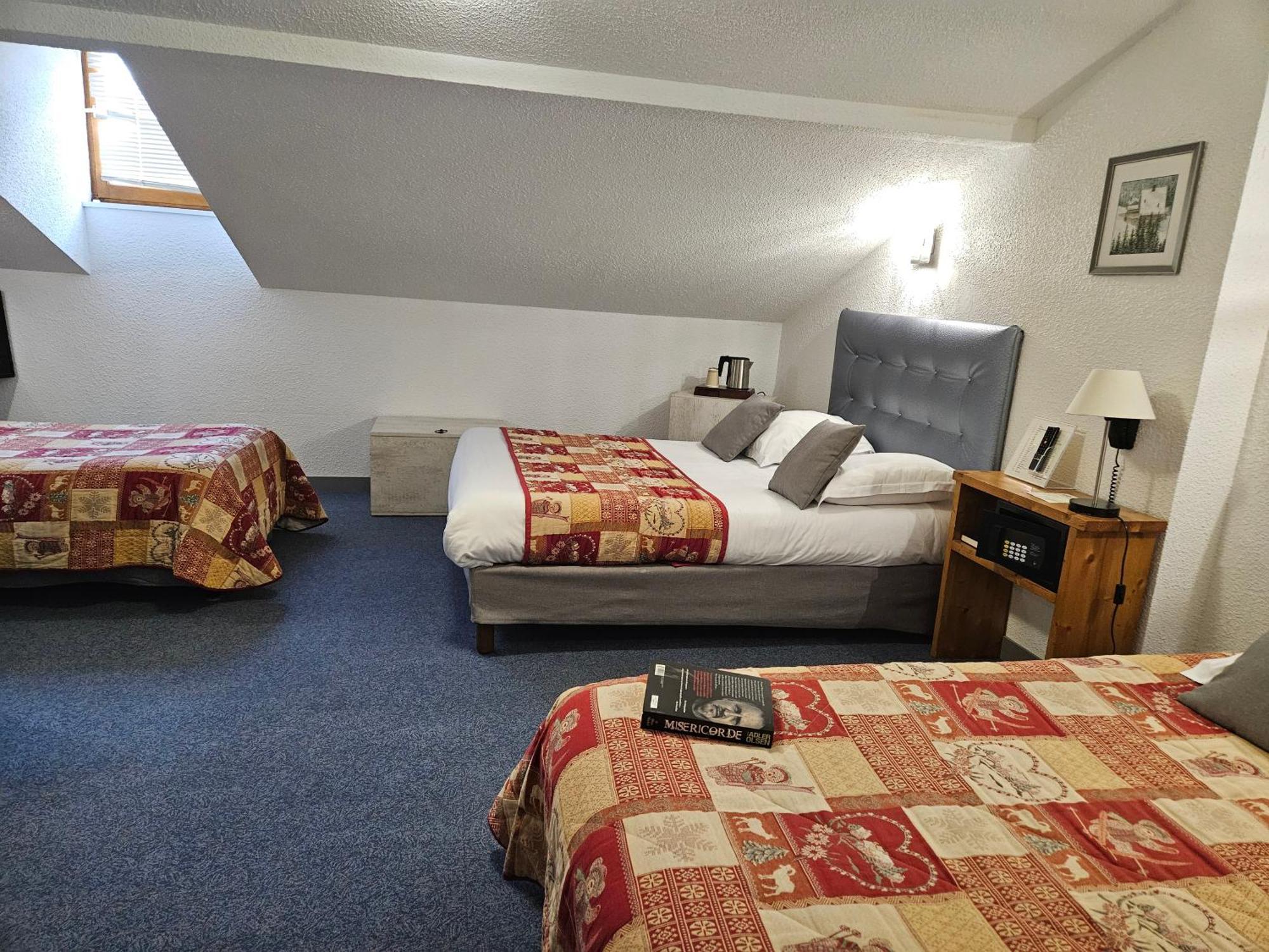 Le Val D'Amby Hotel Hieres-Sur-Amby Bagian luar foto