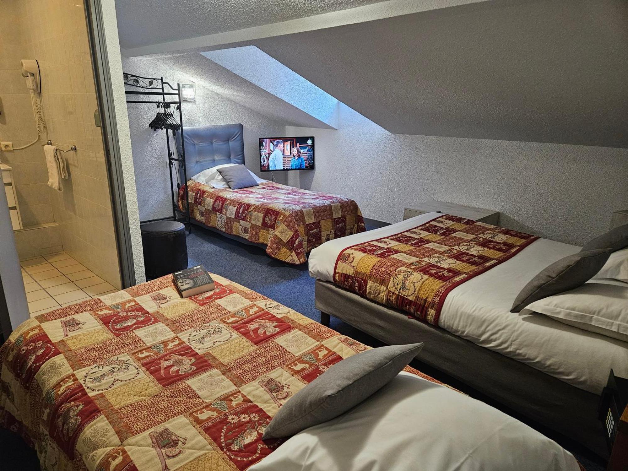 Le Val D'Amby Hotel Hieres-Sur-Amby Bagian luar foto
