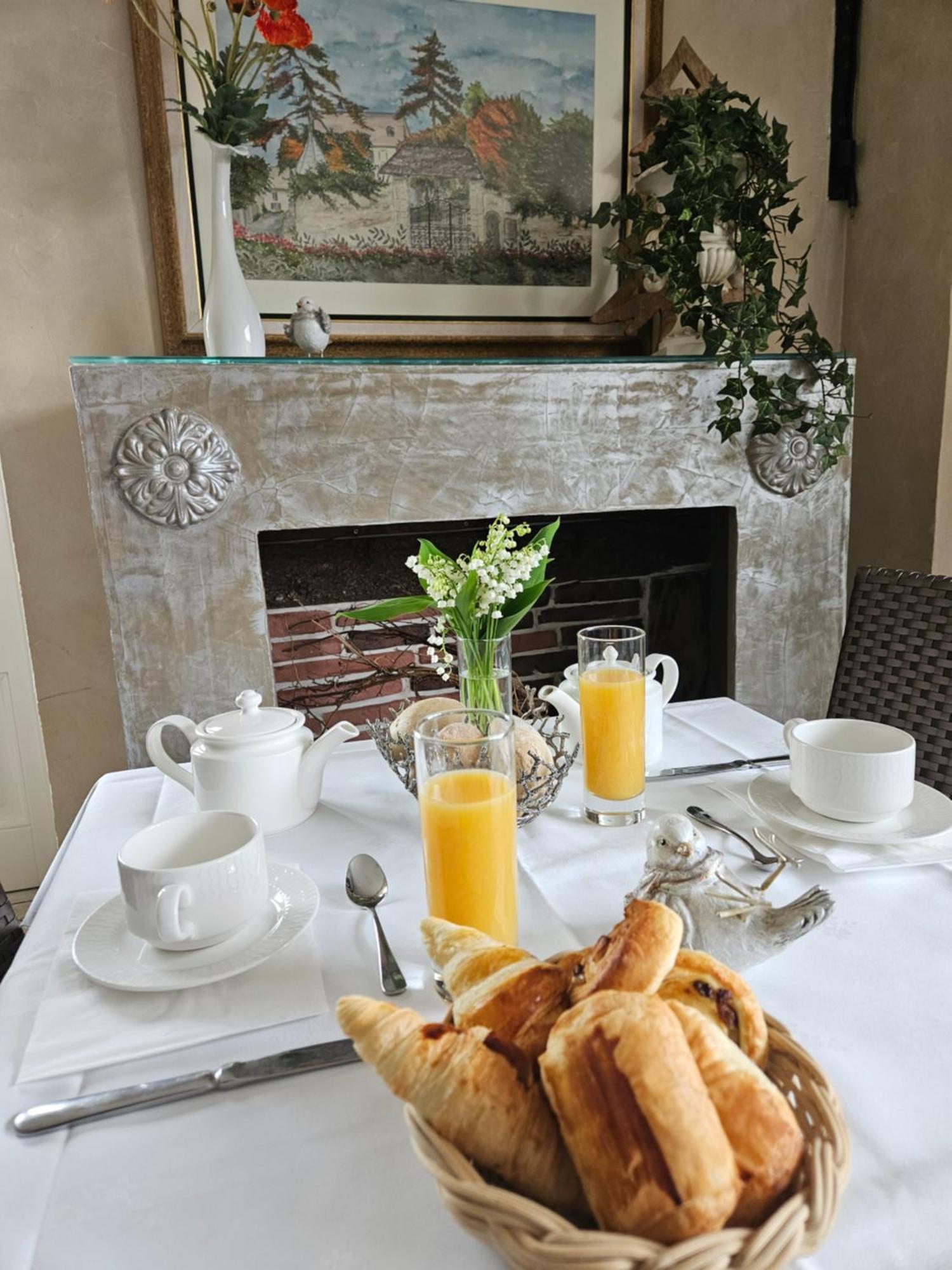 Le Val D'Amby Hotel Hieres-Sur-Amby Bagian luar foto