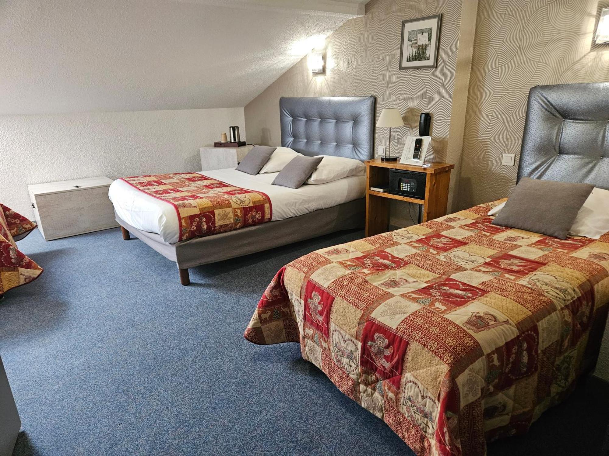 Le Val D'Amby Hotel Hieres-Sur-Amby Bagian luar foto