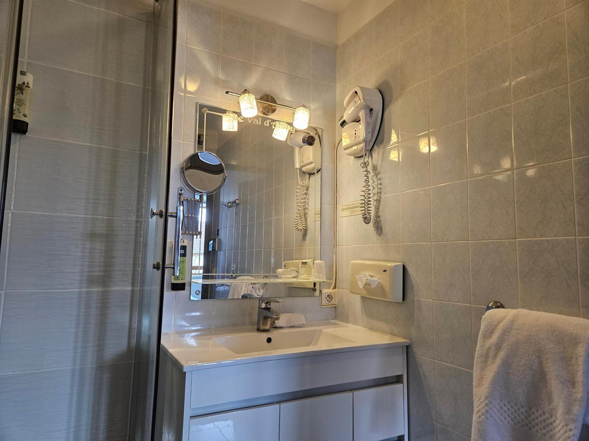 Le Val D'Amby Hotel Hieres-Sur-Amby Bagian luar foto