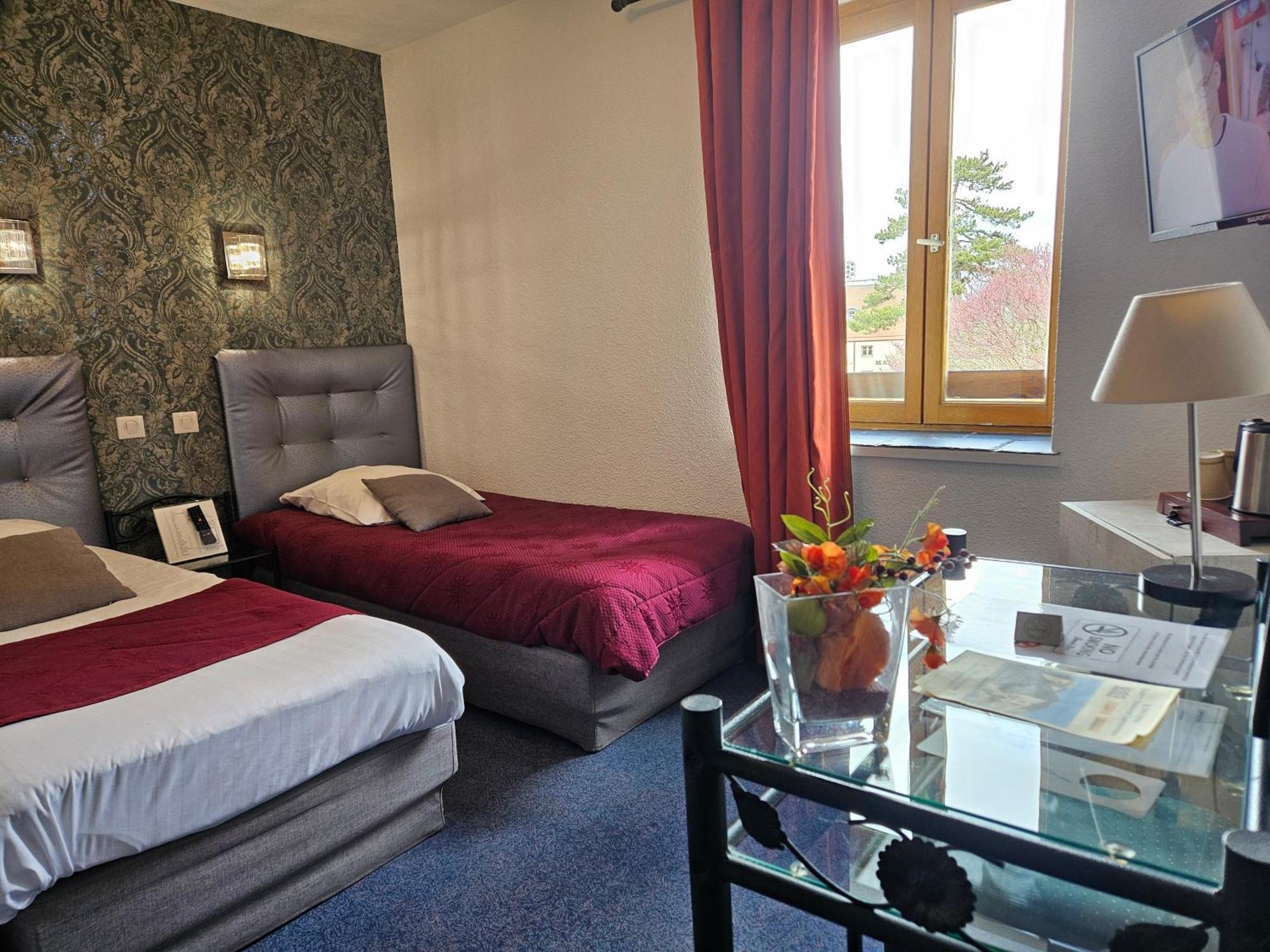 Le Val D'Amby Hotel Hieres-Sur-Amby Bagian luar foto