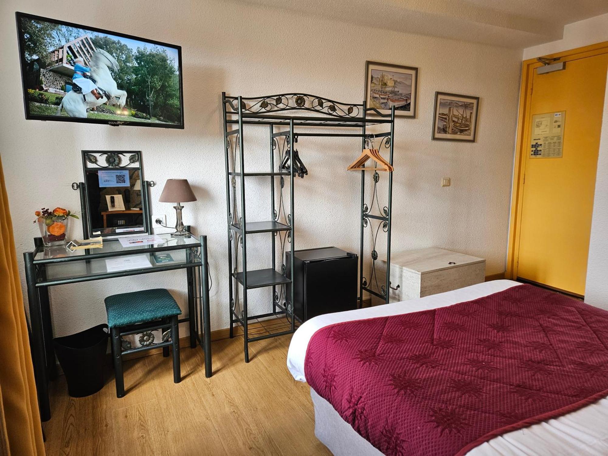 Le Val D'Amby Hotel Hieres-Sur-Amby Bagian luar foto