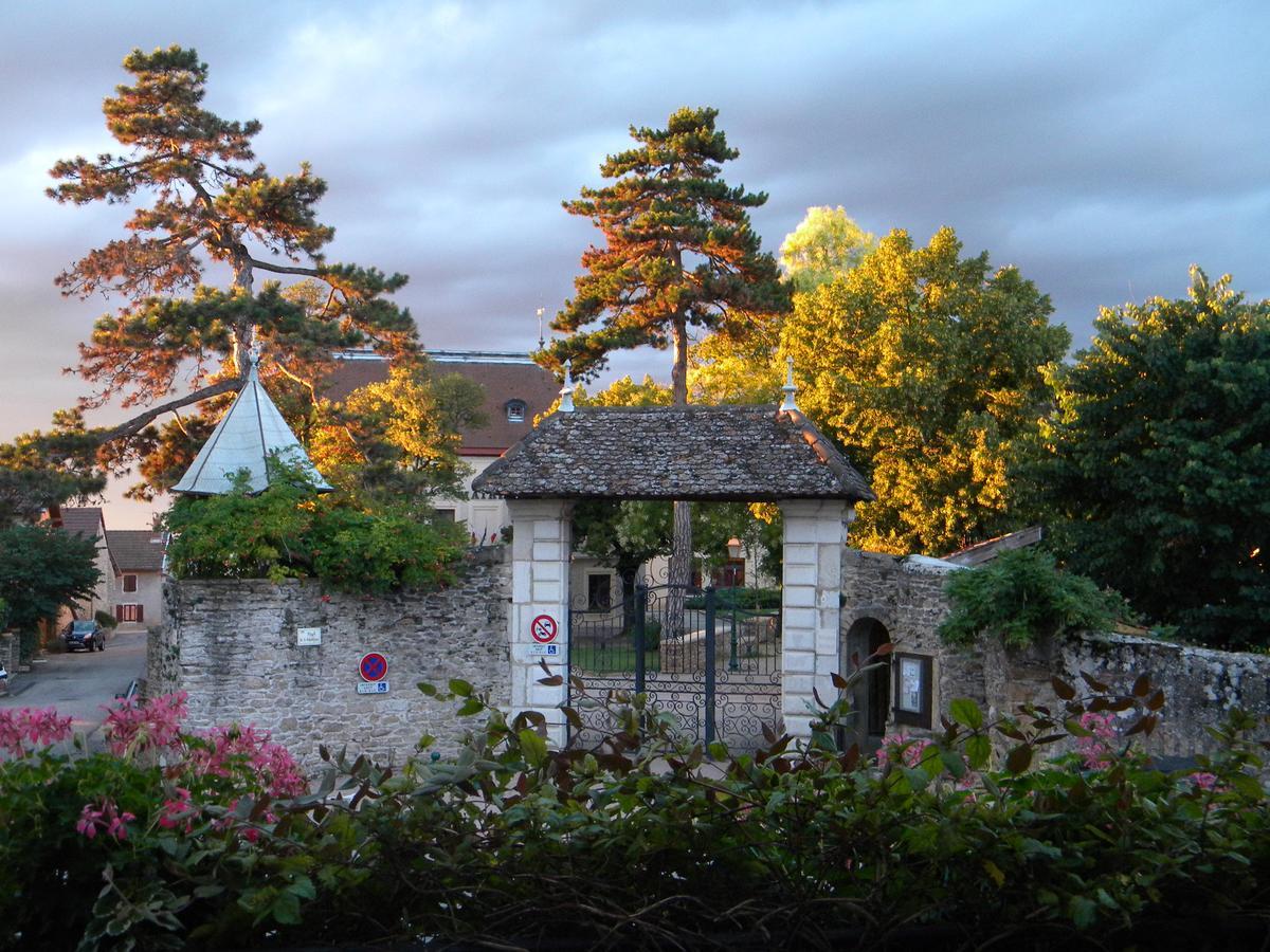 Le Val D'Amby Hotel Hieres-Sur-Amby Bagian luar foto