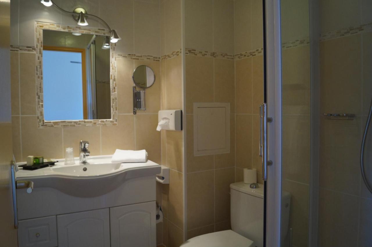 Le Val D'Amby Hotel Hieres-Sur-Amby Bagian luar foto
